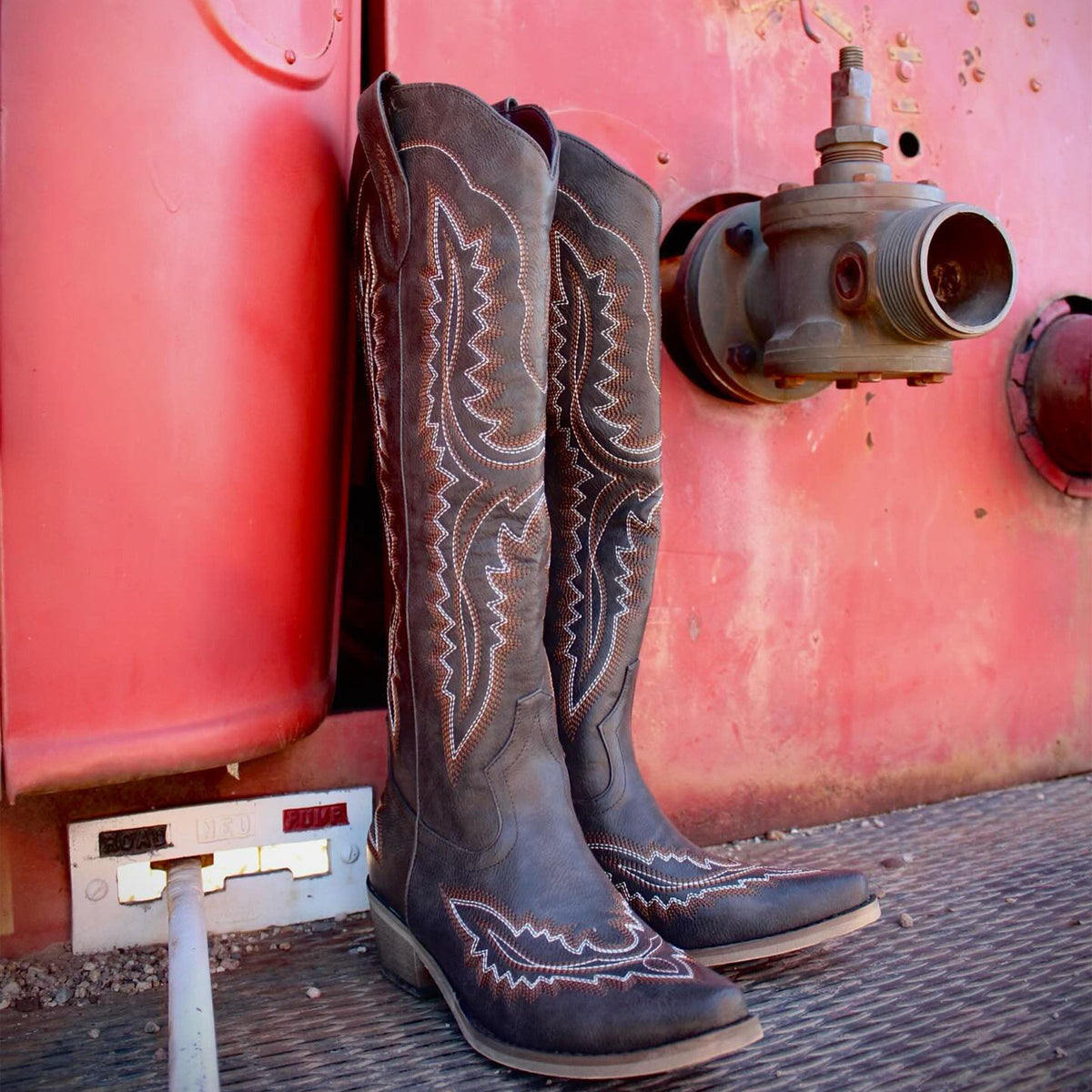 How to Choose the Perfect Pair of Cowgirl Boots for Your Style and Com