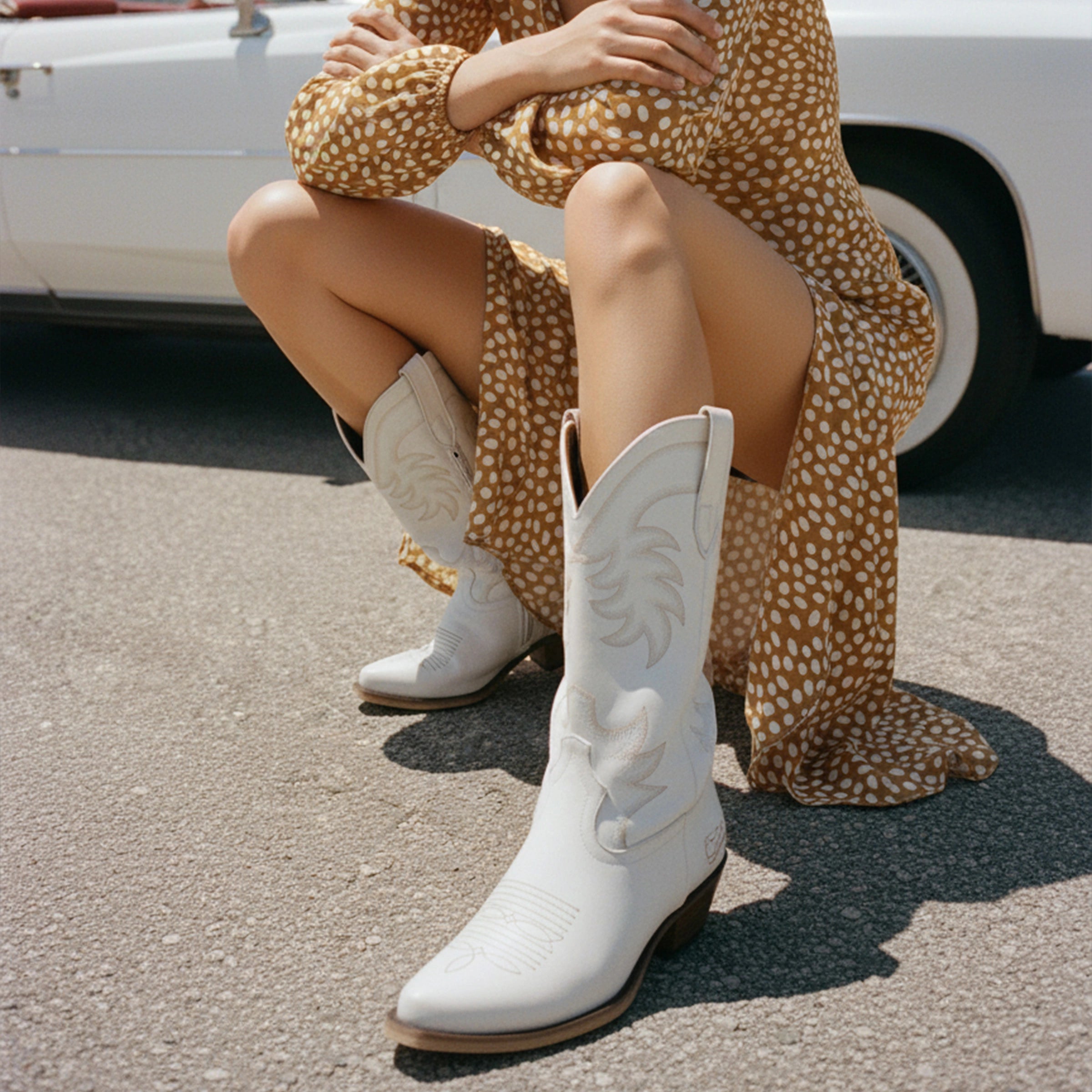 The Elizabeth - Cream Cowgirl Boots with Timeless Elegance Embroidery